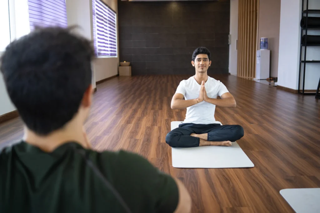 Meditationslehrer begleitet Klientin in einer 1:1 Meditationssitzung