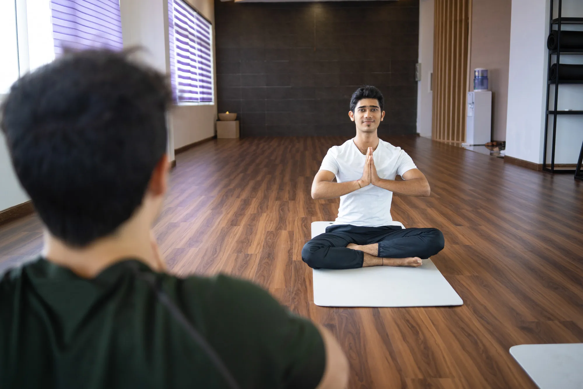 Meditationslehrer begleitet Klientin in einer 1:1 Meditationssitzung