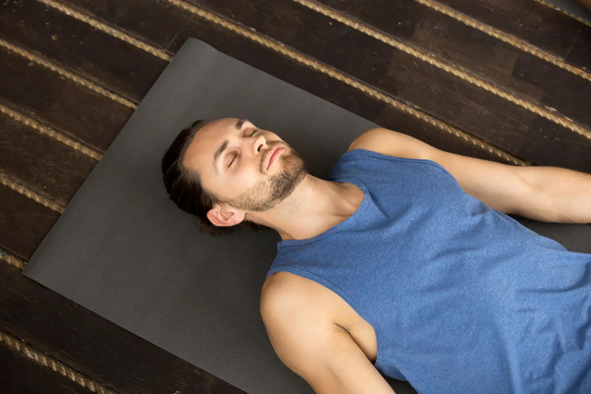 Ruhig schlafende Person nach einer Body-Scan-Meditation vor dem Einschlafen