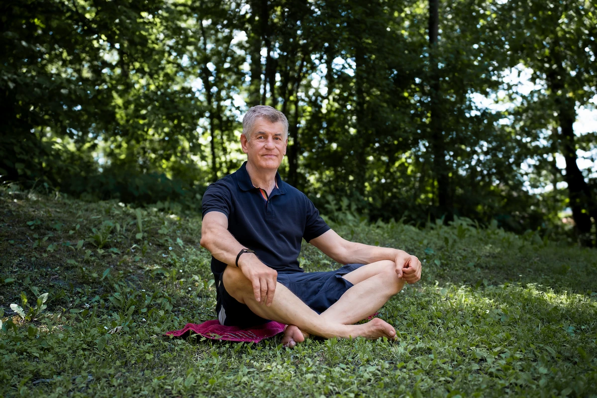 Tim Clark in einer ruhigen Meditationshaltung